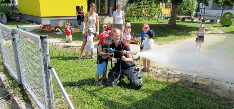 Besuch der Feuerwehr Höflein in der Kleinkindgruppe