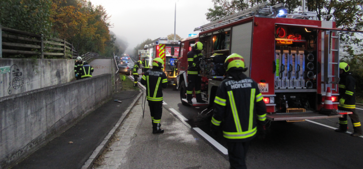 Verkehrsunfall mit eingeklemmter Person B127