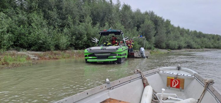 Bootsbergung auf der Donau