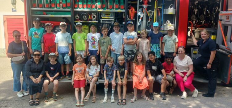 Die Volksschule zu Besuch bei der Feuerwehr Höflein