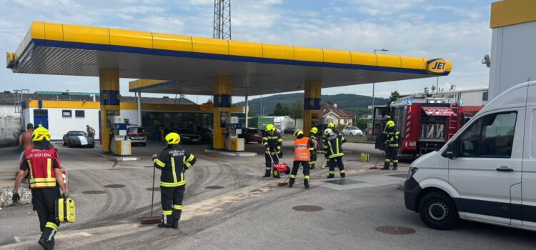 Ölspur im Kreuzungsbereich B127 und Tankstelle Ölspur im Kreuzungsbereich B127 und Tankstelle