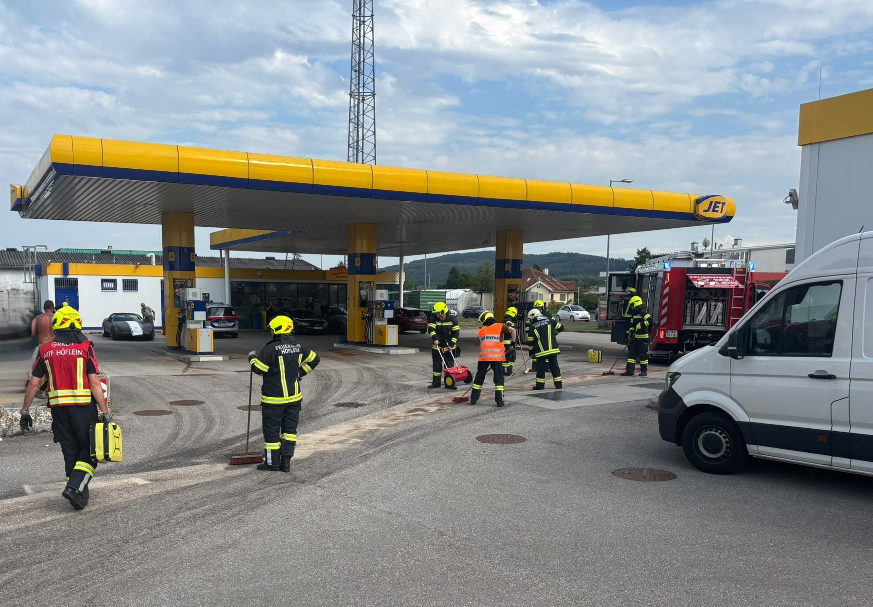 Ölspur im Kreuzungsbereich B127 und Tankstelle